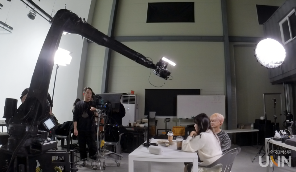 노성언 대표가 로봇팔을 활용한  ‘로보틱스 VR 촬영 문법’을 연구하고 있다. (사진=본인 제공)