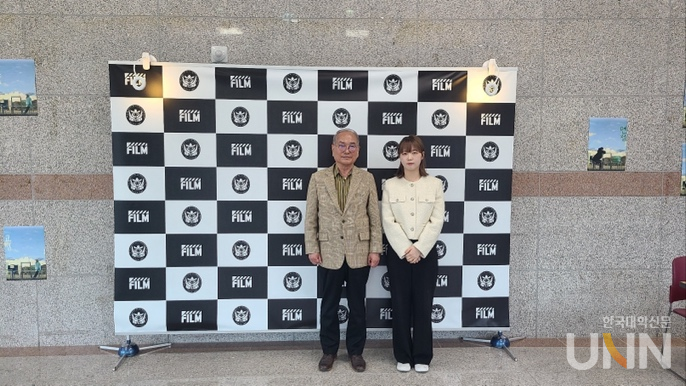 한국영상대 영화영상과 출신 이주아 감독(오른쪽)이 28일 모교를 찾아 다큐멘터리 영화 면접교섭 시사회를 열고 유재원 총장과 기념사진을 촬영하고 있다.