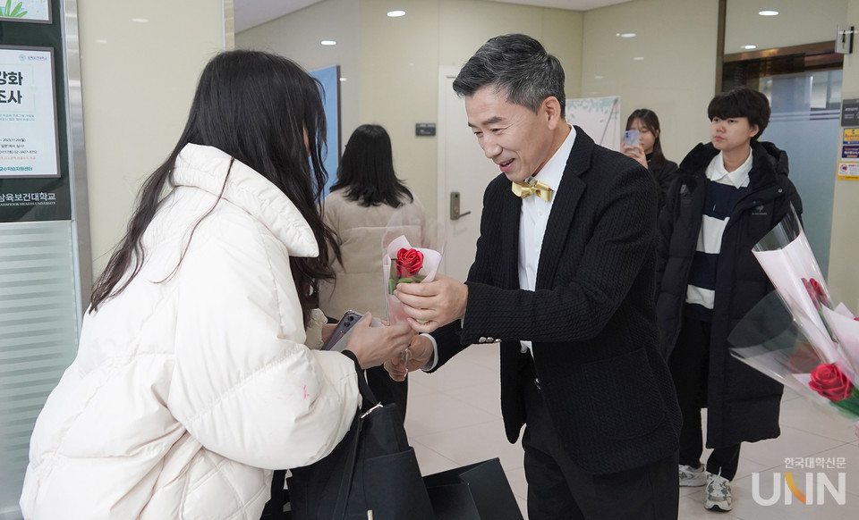 지난달 22일 삼육보건대 대강당 입구에서 박주희 총장이 신입생들에게 장미꽃을 선물하고 있다. (사진=한명섭 기자)