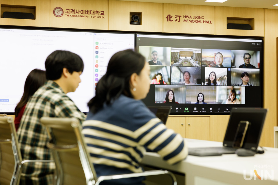 고려사이버대 학생들이 온라인으로 수업을 듣는 모습 (사진=한국대학신문DB)