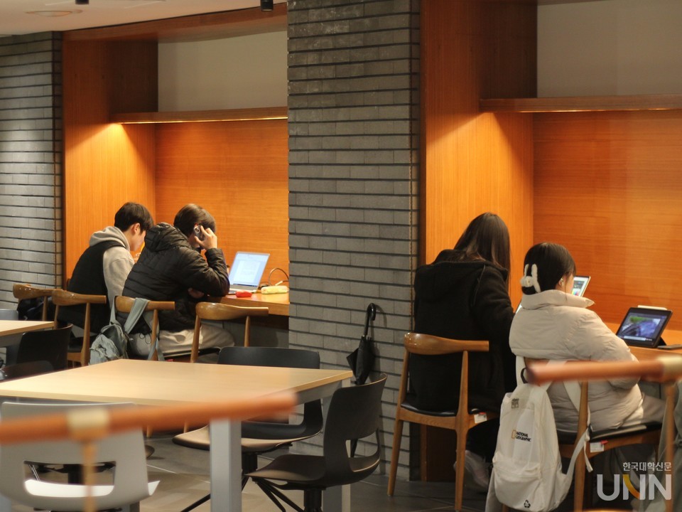 14일에 찾은 명지전문대 도서관의 모습. 연이어 앉은 학생들은 공부를 하던 중 편하게 대화를 나누고, 전화를 받기도 했다. (사진=강성진 기자)