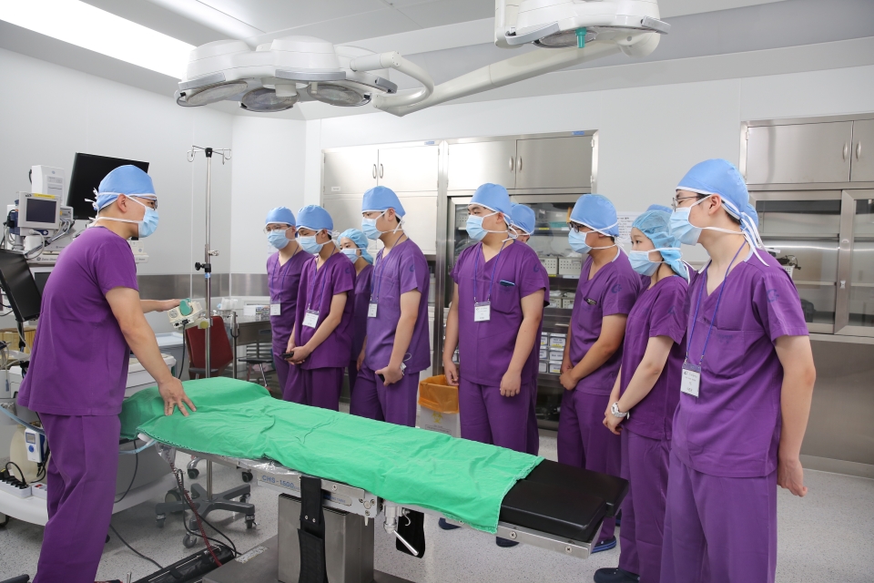 예비 의대생 1일 멘토링 캠프에서 학생들이 수술실을 참관하고 있다.