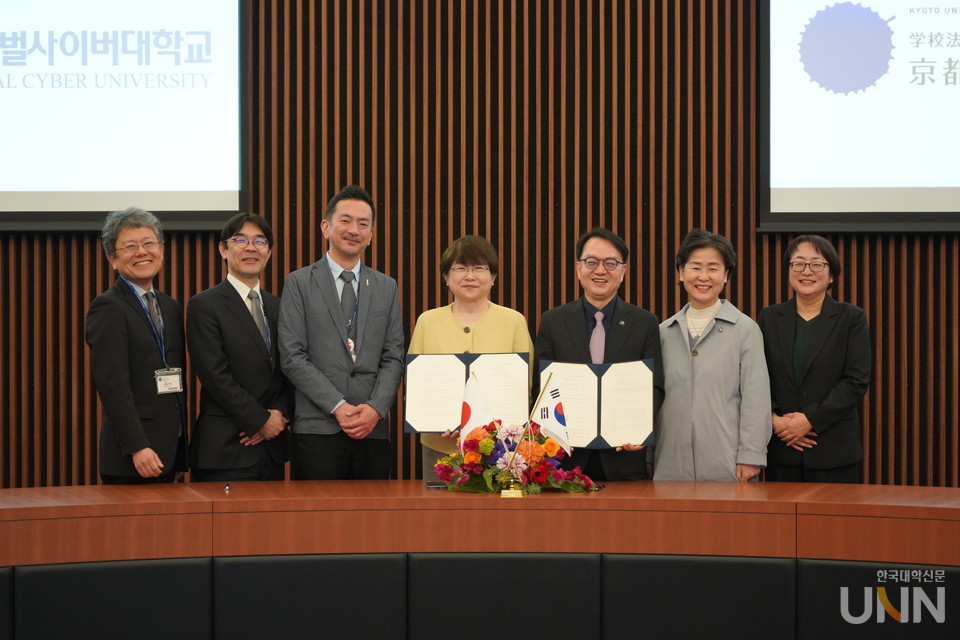 공병영 총장(왼쪽에서 5번째)과 요시카와 사키코(왼쪽에서 4번째) 학장이 협약을 체결한 후 양 기관 관계자들과 단체 기념 촬영을 했다.
