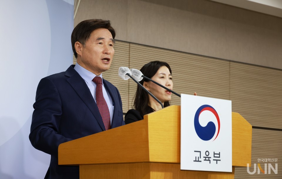 오승걸 한국교육과정평가원장이 28일 정부세종청사에서 '2025학년도 수능 시행 기본계획'을 발표하고 있다. (사진=교육부)
