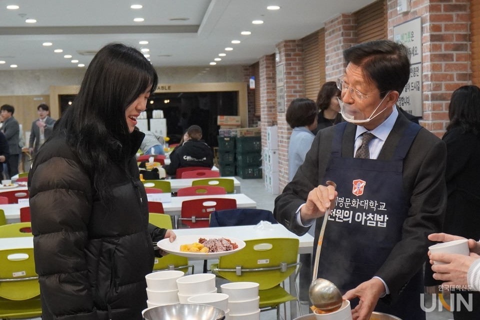 박승호 총장이 아침식사를 하고 있는 학생에게 천원의 아침밥 취지를 설명하고 있다. (사진=계명문화대 제공)