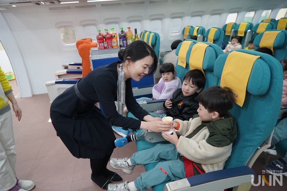 어린이들의 항공기 탑승 체험.