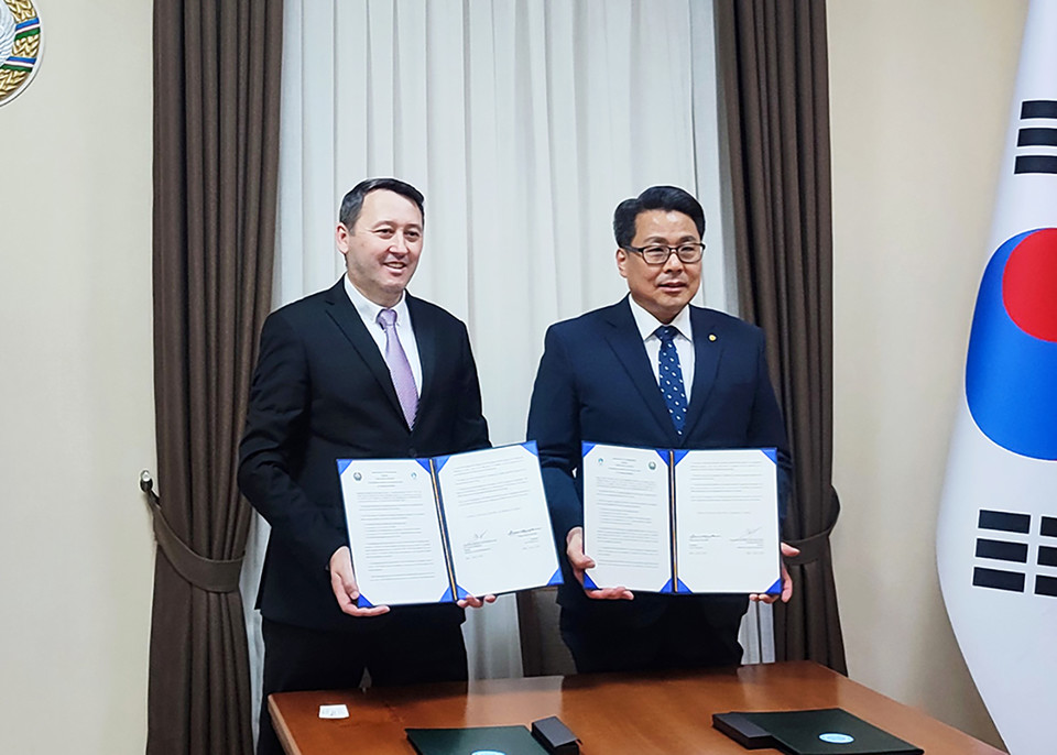 우즈베키스탄 전통의사 양성을 위한 협약식을 체결한 이후 기념촬영하는 변창훈 총장(오른쪽)과 울루벡 유수프코노비치 사비로프 차관. (사진=대구한의대 제공)