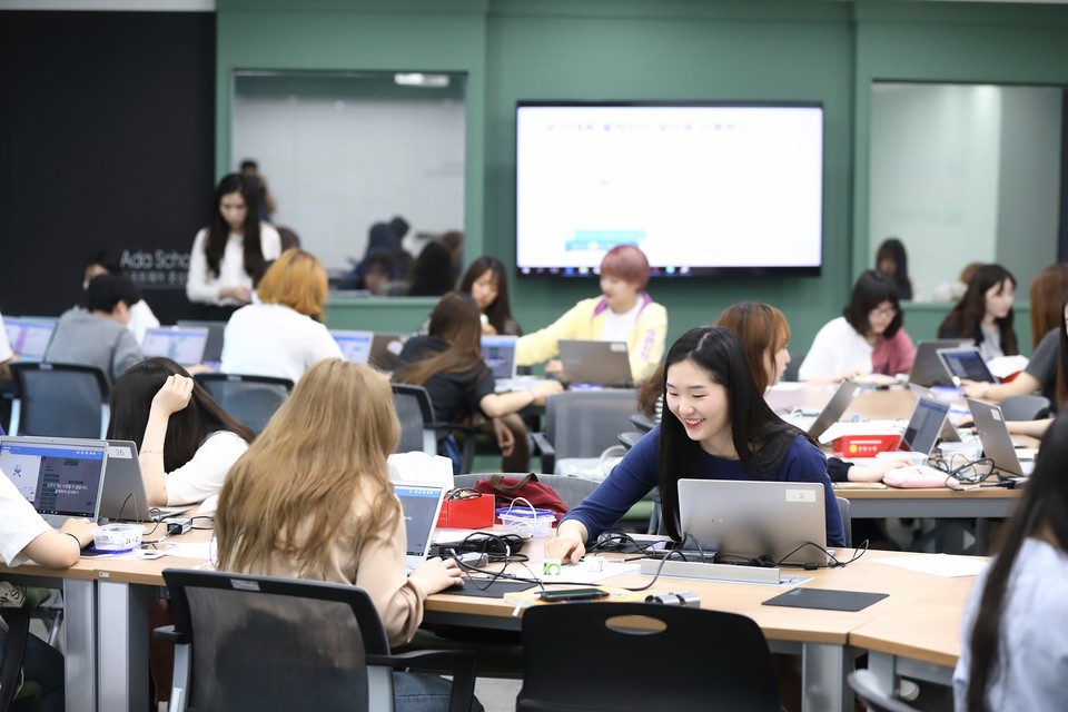 서울여대 학생들이 수업을 진행 중인 모습. (사진=한국대학신문DB)