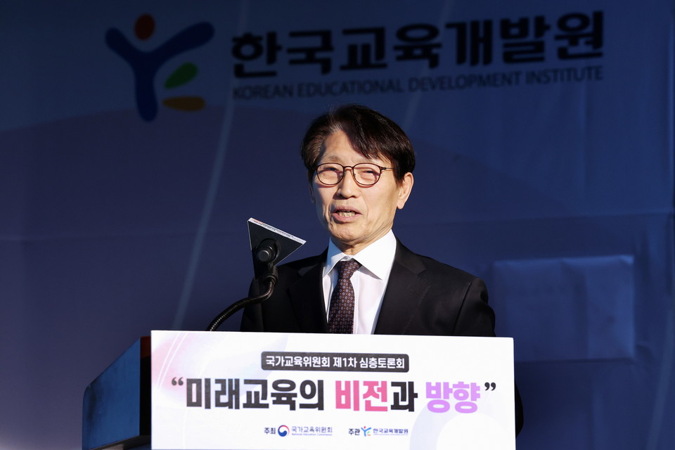지난달 26일 국가교육위원회가 ‘미래교육의 비전과 방향’을 주제로 개최한 2024년도 제1차 심층토론회에서 손동현 성균관대 명예교수(우송대 석좌교수)가 기조발제를 하고 있다. (사진=국가교육위원회 제공)