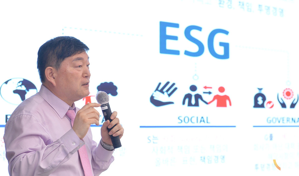 문형남 ESG메타버스발전연구원장(숙명여대 글로벌융합학부 교수)이 지속가능한 미래를 위한 대학교육의 변화를 주제로 기조 강연을 펼치고 있다. (사진=한명섭 기자)