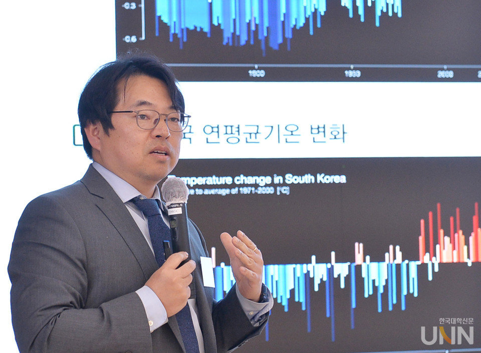 송경영 울산광역시 탄소중립 지원센터장(울산과학대 산학협력단장)이 탄소중립 개념을 설명하며 최근 심각해지고 있는 환경 문제를 언급하고 있다. (사진=한명섭 기자)