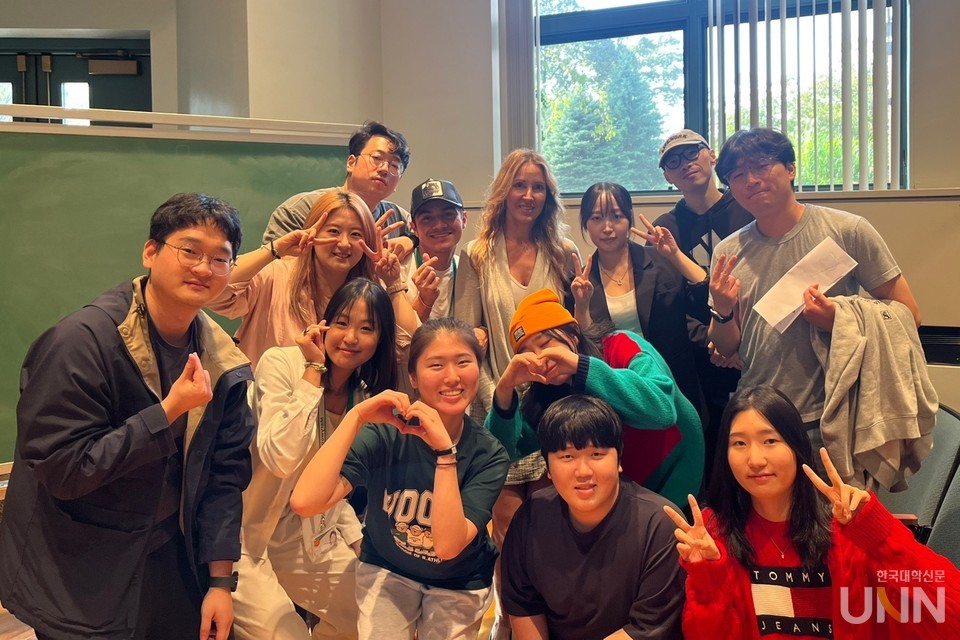 주예진 마산대 학생의 공모전 수상작. ‘2023년 전문대학 글로벌 현장학습’ 미국 Marywood University 외국인 친구들과 단체 사진. (사진=전문대교협 제공)