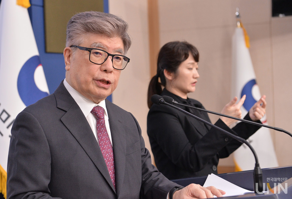 김중수 글로컬대위원회 위원장이 16일 정부세종청사에서 '2024년 글로컬대학 예비지정 평가 결과'를 발표하고 있다. 예비지정 결과 지난해 본지정에서 탈락한 5개 혁신기획서를 포함해 총 20개 혁신기획서가 선정됐다. (사진=한명섭 기자)