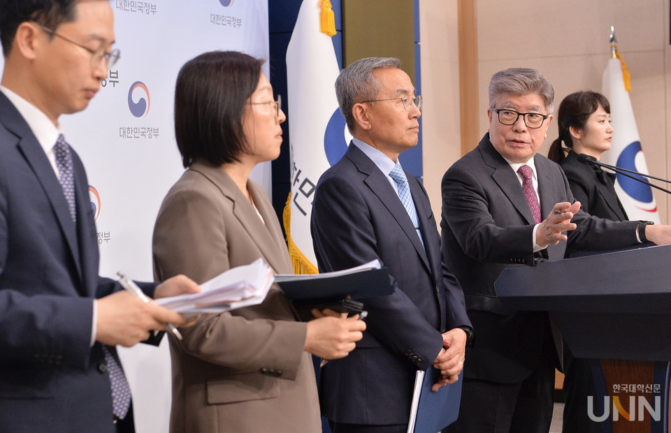 교육부와 글로컬대학위원회 관계자들이 16일 정부서울청사에서 '2024년 글로컬대학 예비지정 평가 결과' 발표 후 기자들의 질문에 답하고 있다. (사진=한명섭 기자)