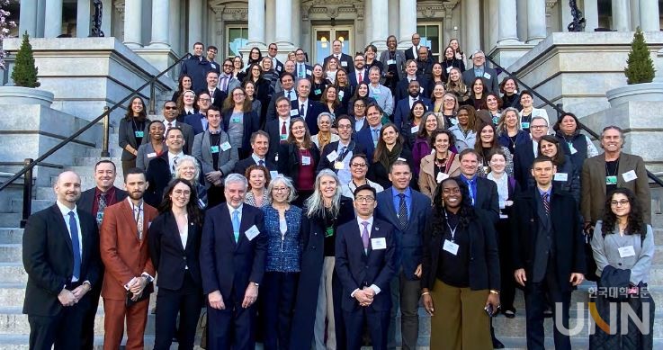 백악관 포럼에 참여한 50개 주를 대표하는 대학들의 부총장, 교수진, 연구진들이 모여 기념 사진을 촬영하고 있다. (사진=한국ESG경영원)