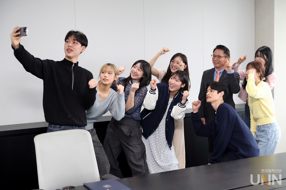 계원예대 홍보대사 학생들이 포즈를 취하고 있다.