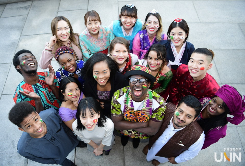 다양한 국적의 선문대 외국인 유학생들이 활짝 웃고 있다. (사진=한국대학신문 DB)