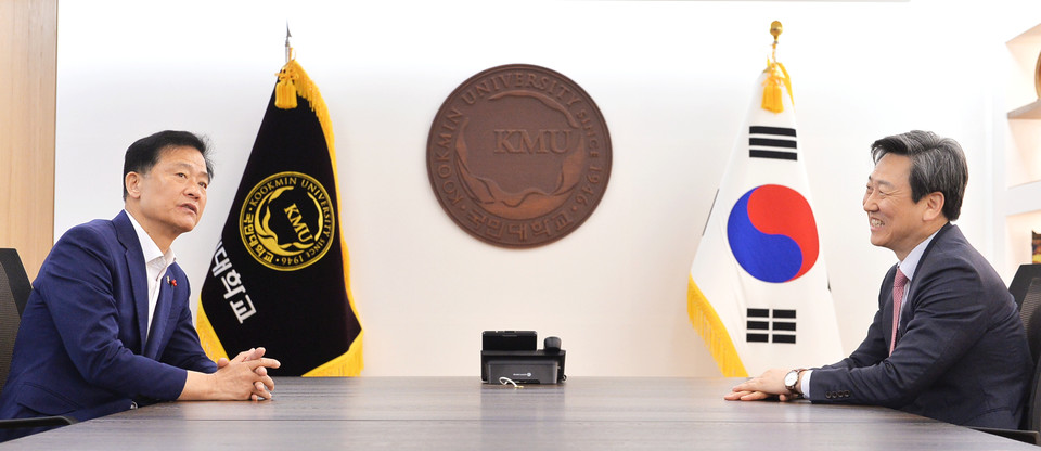 이승로 성북구청장(왼쪽)과 정승렬 국민대 총장이 국민대 총장실에서 앞으로의 상생협력을 위한 방향에 대해 이야기하고 있다. (사진=한명섭 기자)