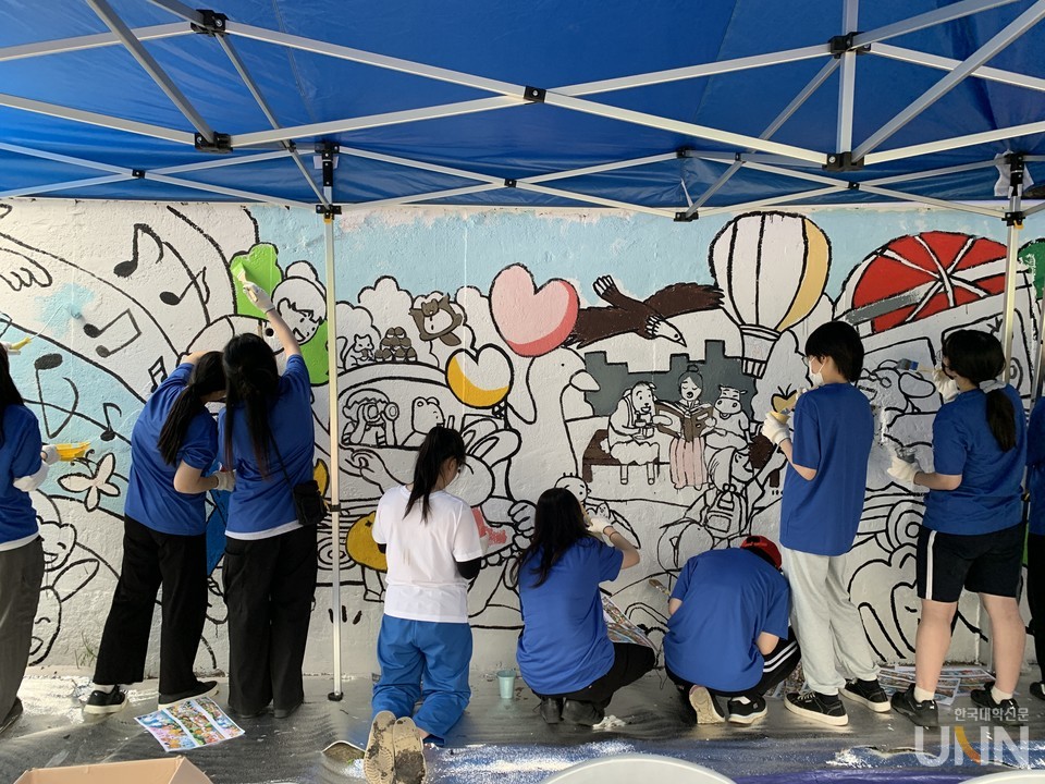 실내건축과, 영상콘텐츠과, 웹툰만화콘텐츠과 학생들이 참여한 안양 3동 벽화행사. (사진=연성대 제공)