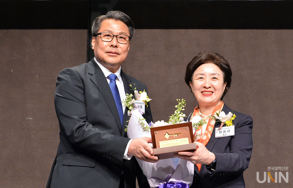 변창훈 제25대 사총협 회장(좌)과 이번에 명예회장으로 추대된 장금숙 숙명여대 총장(제24대 사총협 회장, 우)이 기념촬영을 하고 있다. (사진=한명섭 기자)