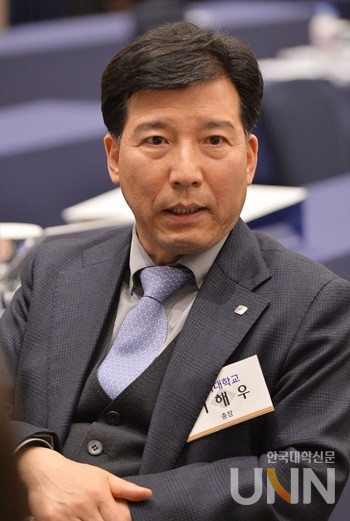 이해우 동아대학교 총장이 지난 1월 31일 2023년 한국대학교육협의회 정기총회가 열린 서울 서초구 더케이호텔에서 기자들과의 자리에서 등록금 인상 이유에 대해 밝히고 있다. (사진=한국대학신문 DB)