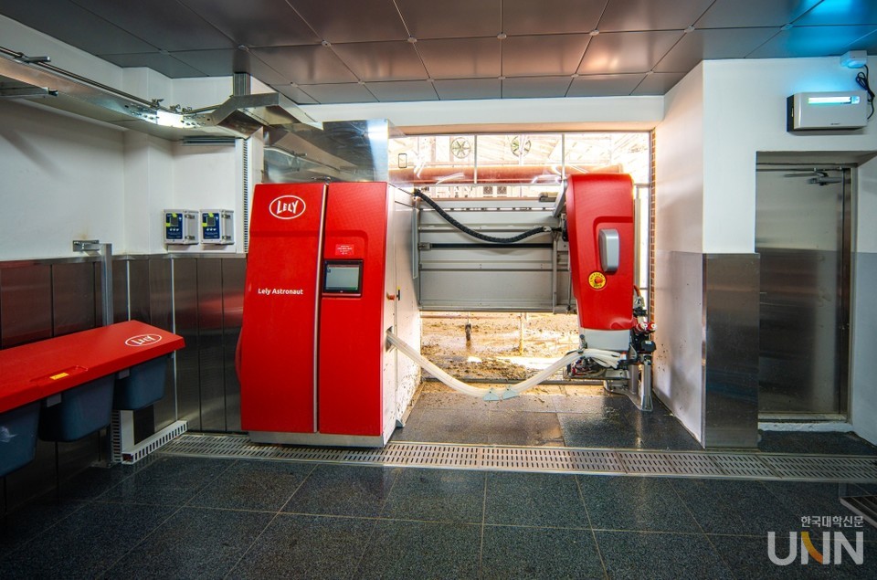 연암대가 ‘2022년 농업계학교 실습장 지원사업’으로 구축한 스마트 ICT 융복합 낙농 착유사(실습장) 로봇착유기. (사진=연암대 제공)