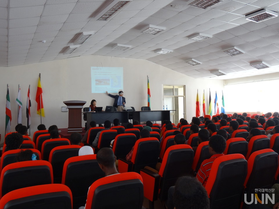 이승섭 교수가 아프리카 학생들에게 KAIST에 대해 설명하고 있는 모습. (사진=이승섭 교수)