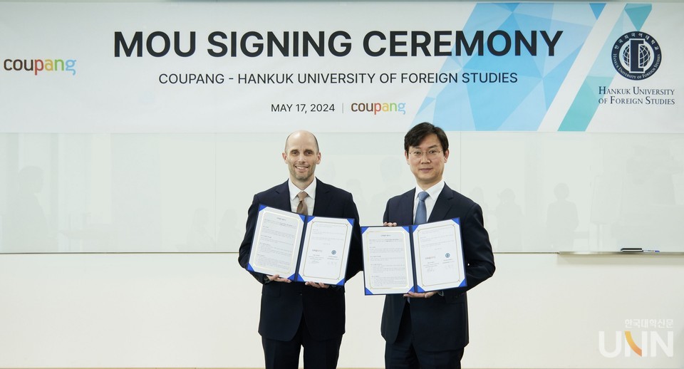 17일 쿠팡 잠실 사옥에서 진행된 한국외대 통번역대학원-쿠팡 협약식에서 사진 촬영을 하고 있다 왼쪽부터 해롤드 로저스 쿠팡 법률 고문 및 최고 행정 책임자, 이윤석 한국외대 산학연계부총장.