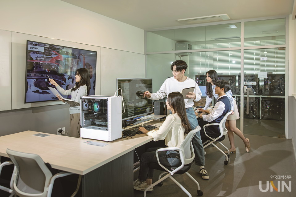 선문대 학생들이 디지털 학습실에서 팀 학습을 진행하고 있다. (사진=선문대)