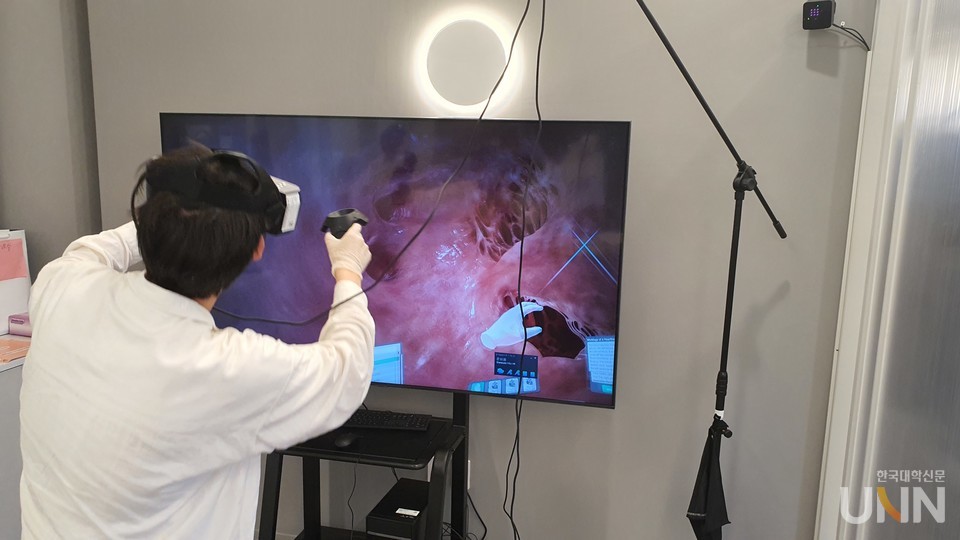 선문대 간호학과 학생이 가상현실에서 신체구조를 조작하는 실습을 진행하고 있다. (사진=선문대)