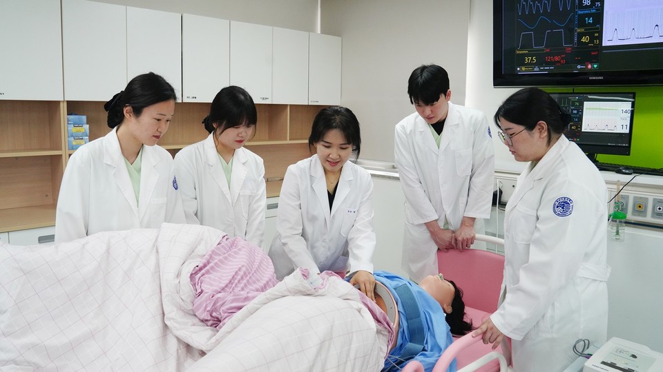 장수현 간호학과 교수가 학생들과 실습 수업을 진행하고 있다. (사진=영남이공대 제공)