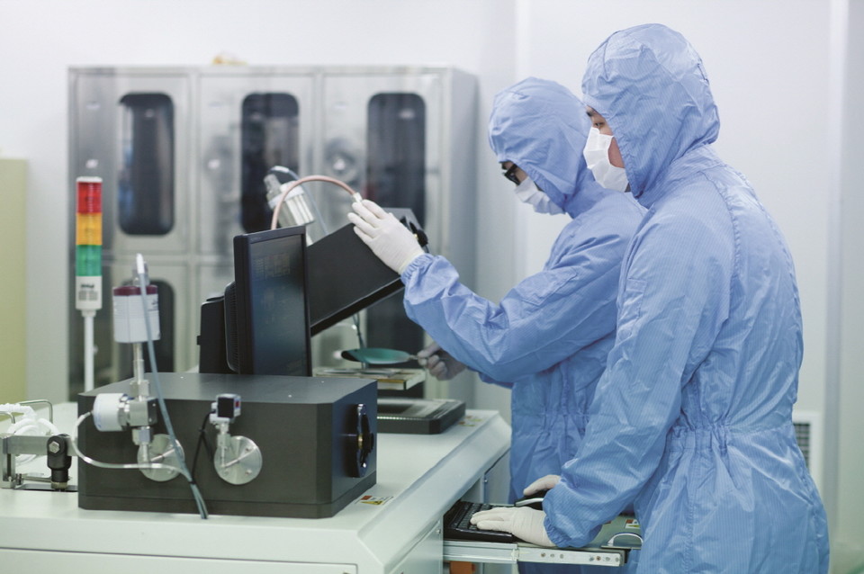 반도체 공정 교육을 받고 있는 학생들.