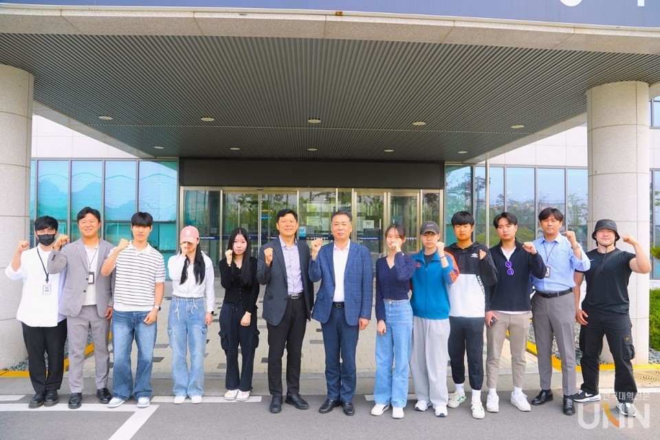 24일 한서대 해양경찰학과 2학년 학생들이 보령 해양경찰서 정보외사과를 방문해 기념사진을 촬영하고 있다. (사진=한서대)