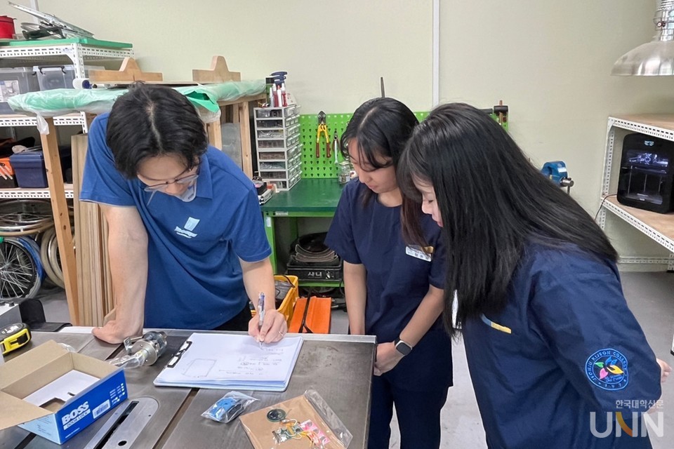 전주기전대학과 전라북도보조기기센터가 공동으로 치매 배회 환자 문 손잡이를 개발하는 모습