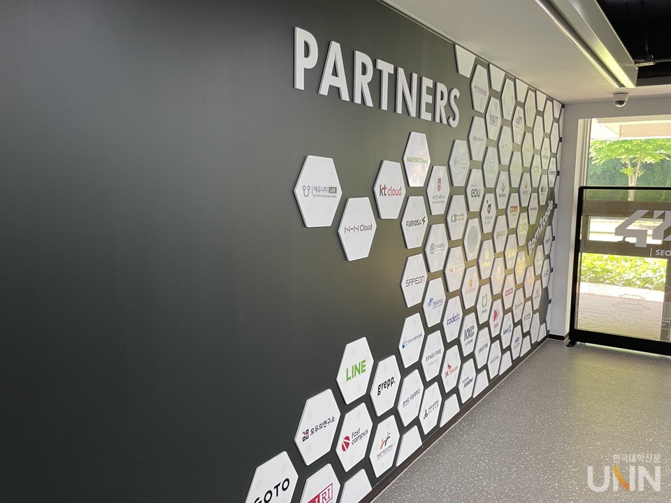 ‘42서울’과 파트너십을 맺고 있는 기업 로고가 가득한 이노베이션 아카데미 로비층 벽면. (사진=백두산 기자)