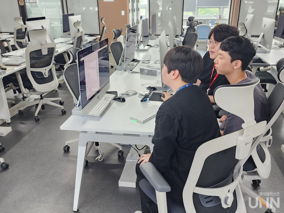 동료평가를 하고 있는 42서울 학생들. (사진=백두산 기자)