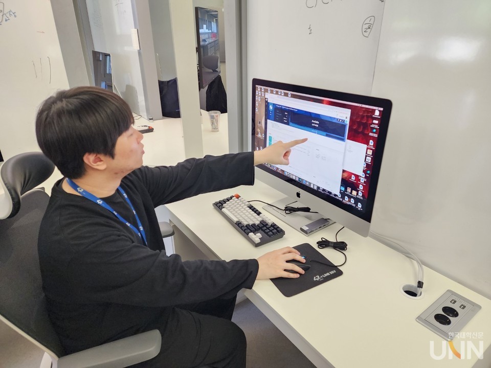 42서울의 프로그램에 대해 설명하고 있는 이민규 학생. (사진=백두산 기자)