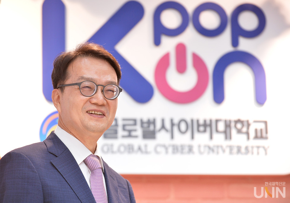 공병영 한국원격대학교육협의회법 국회통과 추진위원회 위원장(글로벌사이버대 총장)이 지난달 31일 본지 인터뷰에서 제22대 국회 원 구성과 맞물려 원대협법 입법을 차질없이 준비해 늦어도 8월엔 발의, 12월엔 통과를 목표로 추진하겠다고 밝혔다. (사진=한명섭 기자)