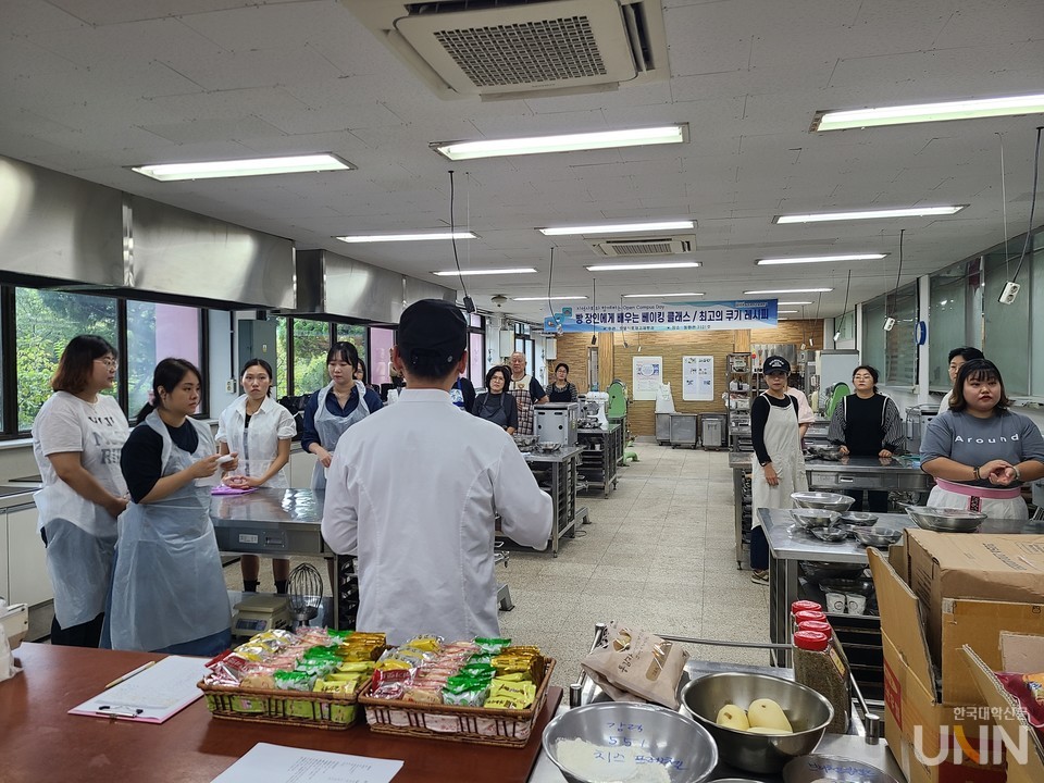 '빵 장인에게 배우는 베이킹 클래스' 진행 모습. (사진=동원과기대)