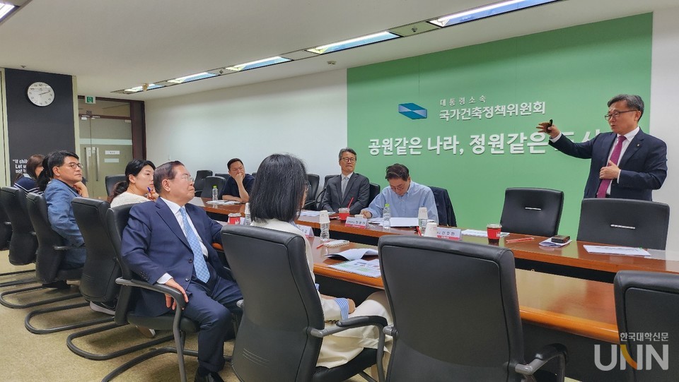 전호환 총장(오른쪽)이 UBRC를 설명하고 있다.