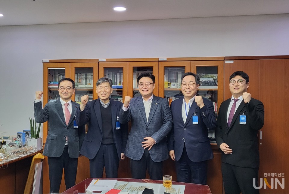 '미래 DX 인력 양성을 위한 전문대학 RISE기반 지산학 협력방안 정책세미나’ 기념촬영. (사진=부산과기대)