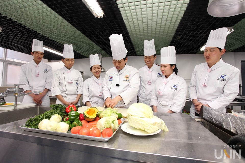 호텔조리제빵학부 수업장면. (사진=경남도립남해대학 제공)