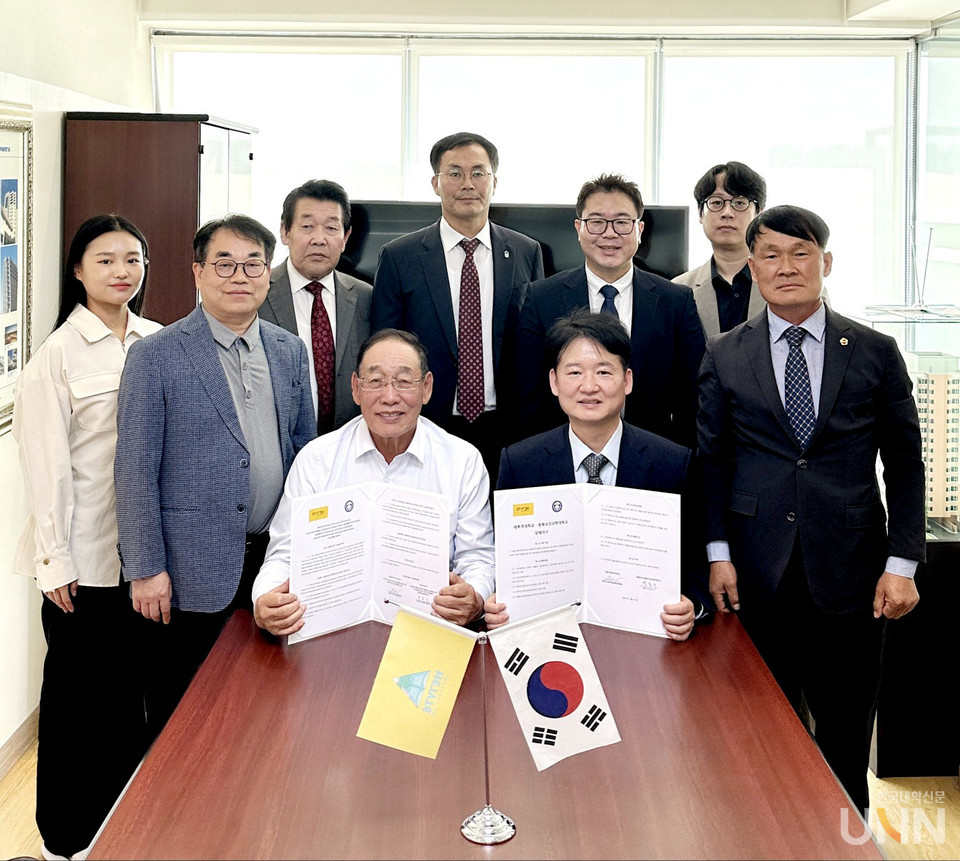 앞 중앙 에투겐대 총장 비얌바 바트세레데네, 충북보과대 유영오 실장, 오른쪽 이상정 도의원, 뒷줄 중앙 충북도 보건정책과 임종근 주무관, 뒷줄 세 번째 보건정책과 임헌표 과장