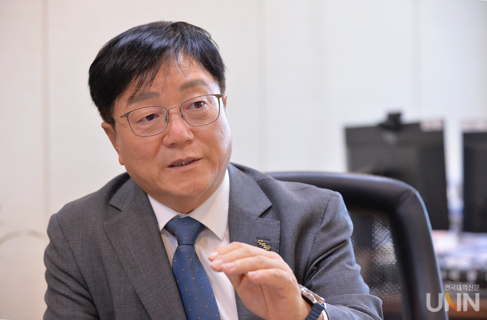 이찬규 인문한국(HK+)연구소협의회 회장은 지난달 31일 한국대학신문과 진행한 인터뷰에서 HK+사업의 성과로 “우리(한국)의 시각으로 인간의 권리와 가치, 바람직한 발전 방향 등을 찾게 됐다”고 말했다. (사진=한명섭 기자)