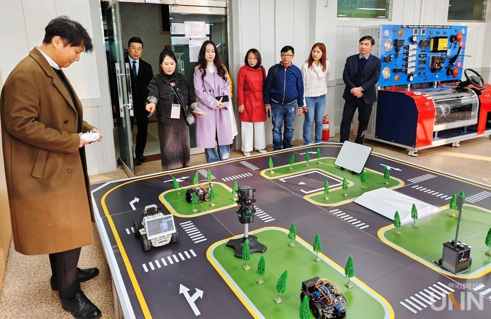 베트남 응에 안 무역관광대 방문단이 동강대 이공관 AI미래자동차과 실습실에서 자율주행 시연을 보고 있다. (사진=동강대)