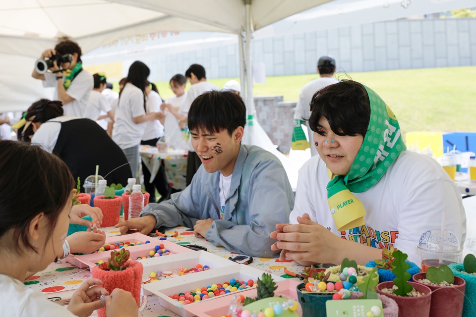제14회 아이소리축제에서 아트 체험 부스에 참여한 재학생들