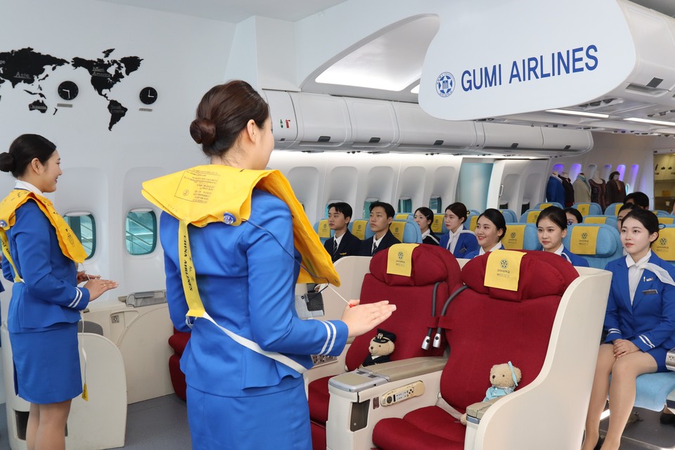 구미대 호텔관광항공서비스과의 승무원 실습 (사진-=구미대)
