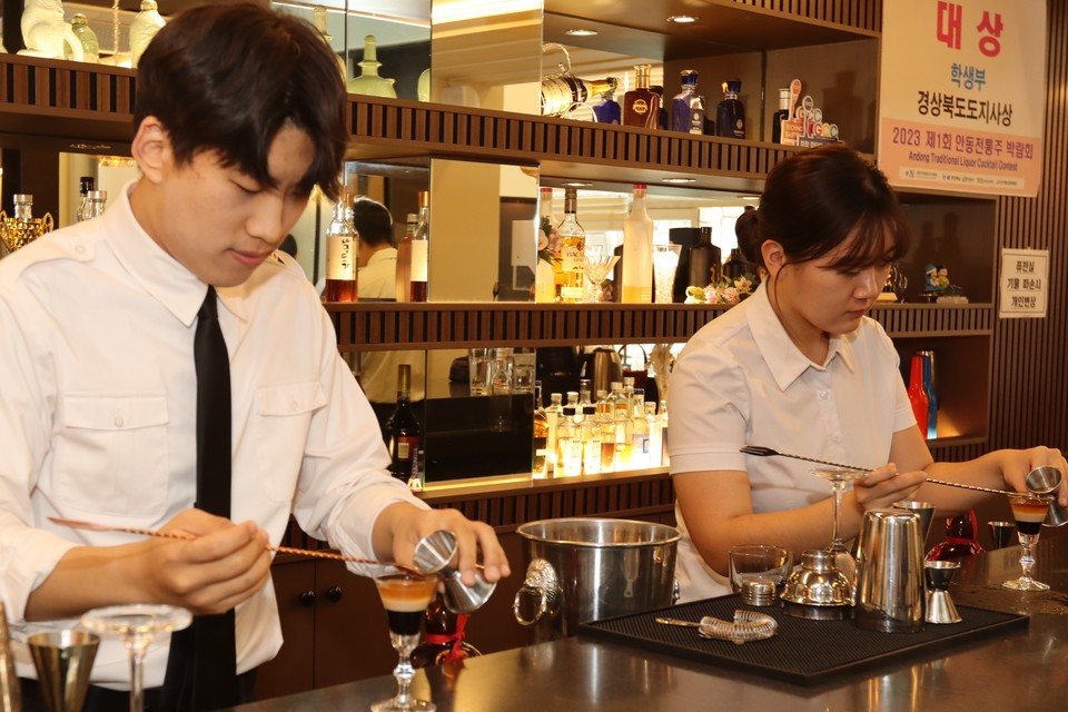 구미대 호텔관광항공서비스과의 칵테일 실습 (사진=구미대))