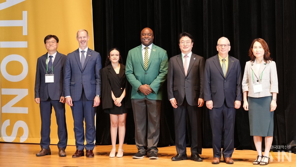 왼쪽부터 김범식 산업통상자원부 경제자유구역기획단 서비스지원과장, 로버트 포스트 주한미국대사관 공공외교 참사관, 쉐를린 메드라노 한국조지메이슨대 학생회장, 그레고리 워싱턴 조지메이슨대 총장, 윤원석 인천경제자유구역청장, 로버트 매츠 한국조지메이슨대 대표, 신미경 교육부 글로벌교육기획관 교육국제화담당관 과장.