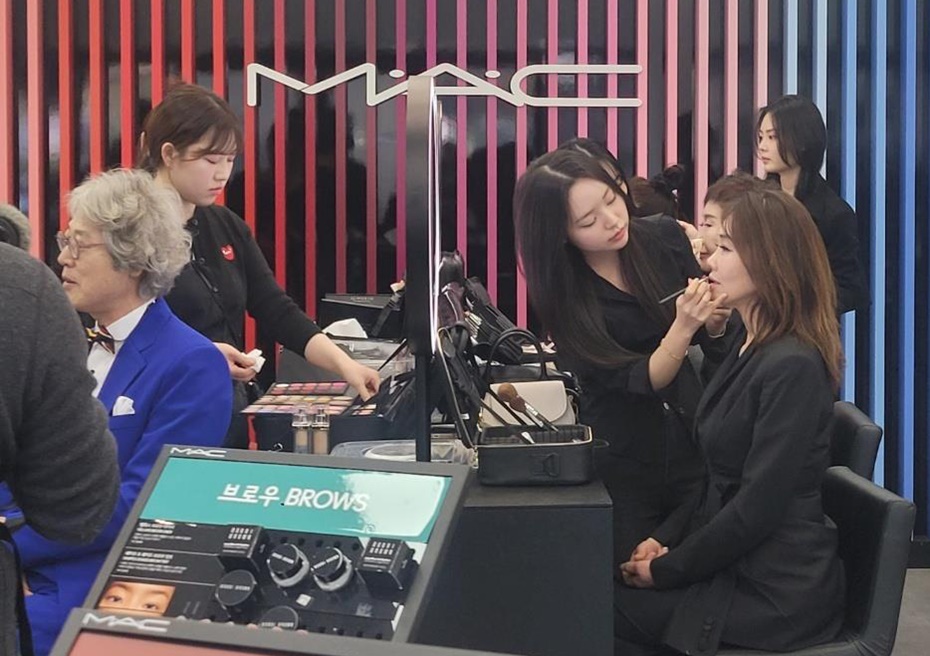 메이크업전공 학생들이 뷰티메이크업 실습하는 모습.